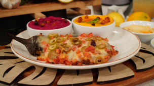 Berenjenas ahumadas fritas gratinadas con hummus de colores