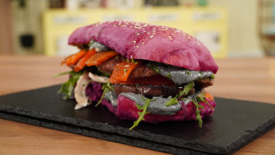 Sándwich de picaña en pan de remolacha