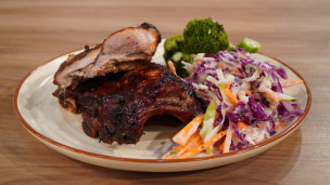 Increíbles ribs laqueadas con coleslaw y ensalada de pepinos