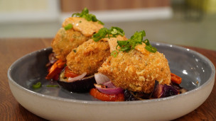Croquetas de cerdo con vegetales asados