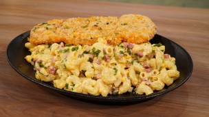 Riquísima milanesa de pollo con mac and cheese