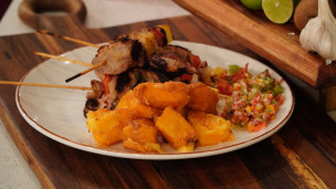 Brochettes de bondiola y ananá con provoleta frita