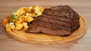 Tapa de asado con papas bravas