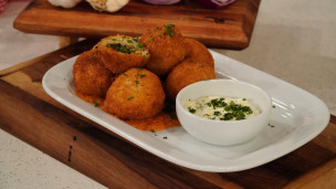 Arancini de pollo y verduras con corazón de mozzarella