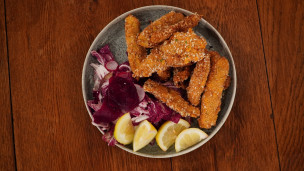 Bastones crocantes de merluza y papas fritas