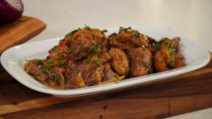 Lomo al champiñón con papines fritos y gremolata