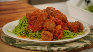 Tallarines verdes con albondiguitas y salsa de tomate