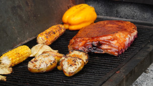 Pechito de cerdo laqueado a la parrilla con peras rellenas