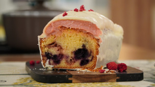 Rico y fácil budín de frutos rojos y chocolate blanco