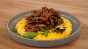 Riquísimo salteado de carne picante con cremoso de choclo 