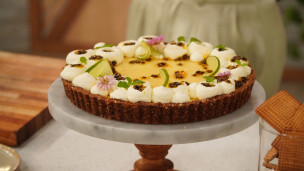 Tarta cremosa de maracuyá con base de chocolate