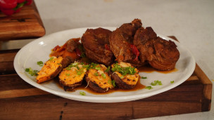 Bondiola a la cerveza negra al disco con boniatos rellenos tipo kansas