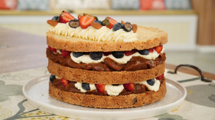 Torta de almendras, dulce de leche y frutos rojos