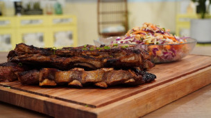 Asado banderita caramelizado con ensalada de repollo