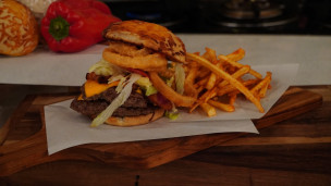 Hamburguesas smash con papas picantes y aros de cebolla