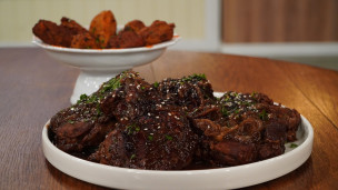Bondiola teriyaki con croquetas de zanahoria y naranja
