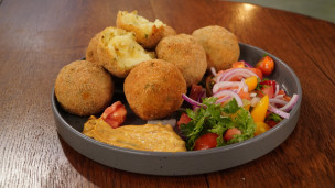 Sorprende con estas bombas de papa con ensalada