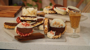 Alfajor helado de chocolate, crema vainilla y corazón de licor