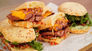 Sorprende con este choripán en pan de queso