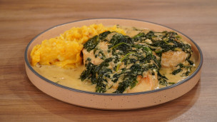 Aprendé a cocinar suprema a la fiorentina con puré mixto