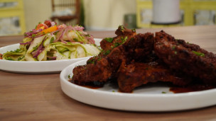 Ribs picantes con ensalada de zucchinis