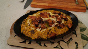 Risotto con azafrán y hongos con pollo y fonduta de queso