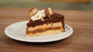 Rica y fácil torta invertida de maní y dulce de leche 