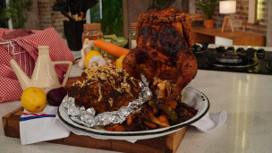 Pollo sentado con coliflor entero adobado al horno
