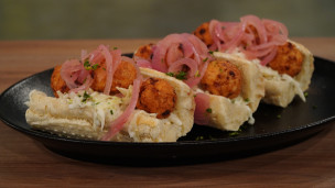 Sorprende con este sándwich de albóndigas de pollo