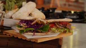 Sándwiches de pan sin amasado y fiambre casero