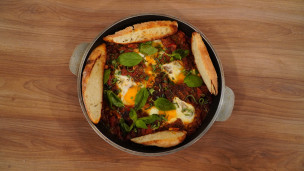 Aprendé a cocinar tomaticán con carne al malbec