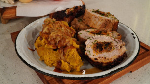Carré de cerdo arrollado o mechado con puré de batatas y toffe