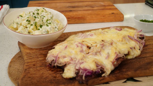 Lomo a la fugazzeta con ensalada de papa, yogur y pepinos