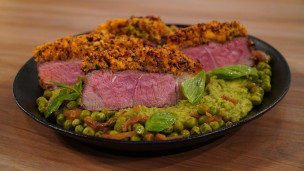 Bife de chorizo con crocante de chimichurri y puré de arvejas