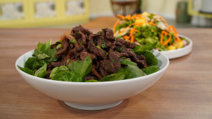 Aprendé a cocinar wok de ternera con ensalada de mango 
