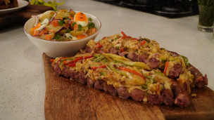 Disco de salchicha parrillera con ensalada rusa