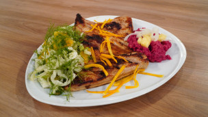 Matambre de cerdo con crema de remolacha 