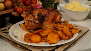 Bife angosto a la chapa con manteca de hierbas y batatas acordeón