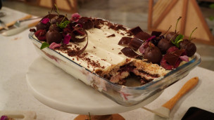 Postre en fuente de cerez