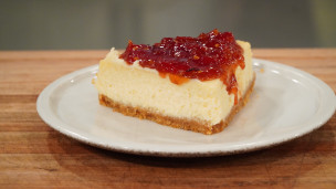 Rico y fácil cheesecake con mermelada de tomate