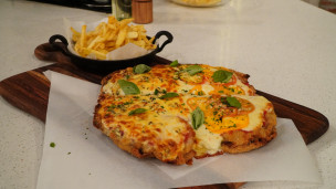 Pizzanesa de ternera 4 quesos y napolitana con papas fritas