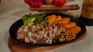 Ceviche con boniatos hervidos y maíz cancha