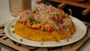 Pechuguitas a la minuta con vegetales salteados y salsa 