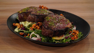 Picaña con chimichurri ahumado con ensalada de pepino