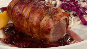 Solomillo de cerdo con verduras y frutas asadas