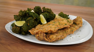 Milanesa rellena de tomate y albahaca con buñuelos