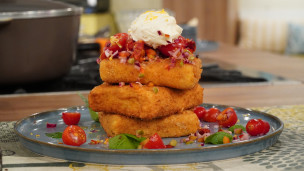 Aprendé a cocinar polenta frita con ensalada mediterránea