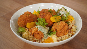 Aprendé a cocinar coliflor frito con cous cous y crema de maní