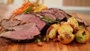 Tapa de nalga a la pimienta con papines y ensalada