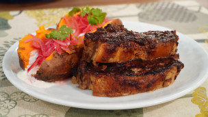 Pechito de cerdo a la ciruela con boniatos al horno 